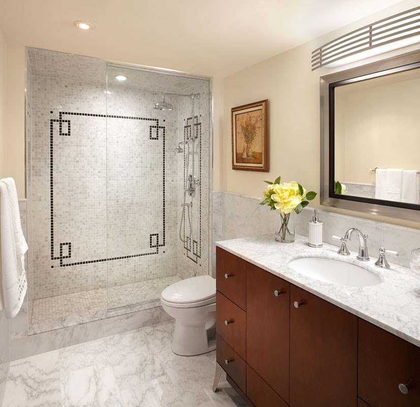 Diseño de cuarto de baño clásico renovado con lavabo bajoencimera, armarios con paneles lisos, puertas de armario de madera oscura, encimera de mármol, ducha abierta, sanitario de una pieza, baldosas y/o azulejos blancos y baldosas y/o azulejos en mosaico
