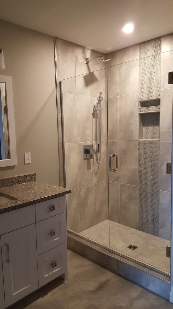 Foto di una stanza da bagno design con ante in stile shaker, ante bianche, piastrelle beige, piastrelle in gres porcellanato, pareti beige e pavimento in gres porcellanato