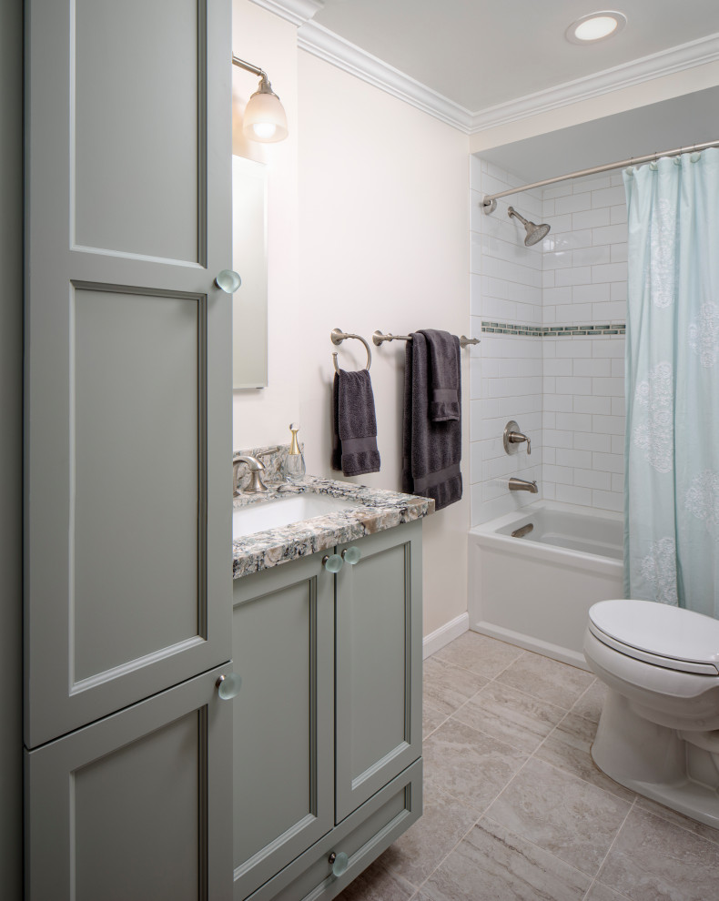 Inspiration för små klassiska flerfärgat badrum, med grå kakel, vita väggar, klinkergolv i keramik, beiget golv, skåp i shakerstil, en dusch/badkar-kombination, ett undermonterad handfat och dusch med duschdraperi
