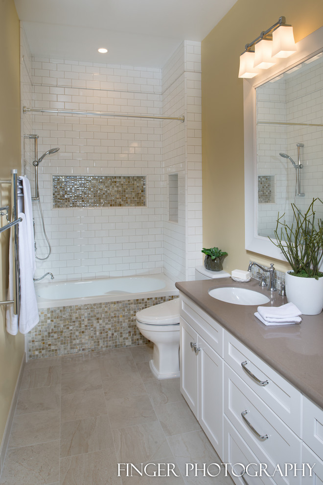 Свежая идея для дизайна: ванная комната среднего размера в современном стиле с белыми фасадами, ванной в нише и душем над ванной - отличное фото интерьера