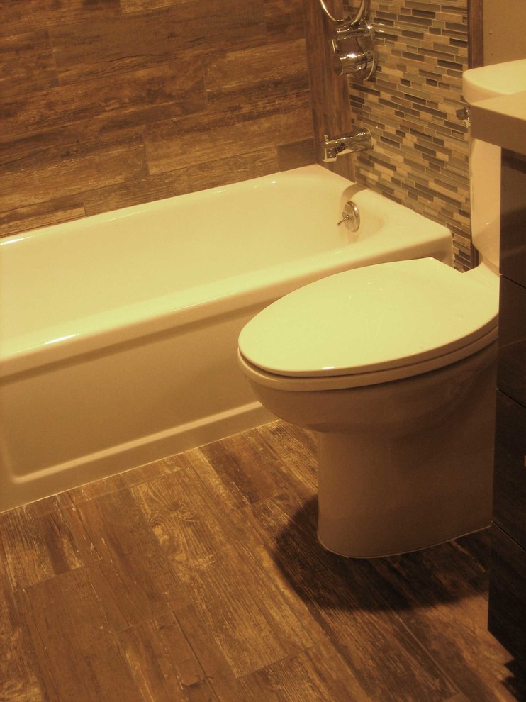 Bild på ett mellanstort rustikt badrum, med grå skåp, en dusch/badkar-kombination, en toalettstol med separat cisternkåpa, flerfärgad kakel, mosaik, beige väggar, klinkergolv i porslin, ett undermonterad handfat och bänkskiva i kvarts