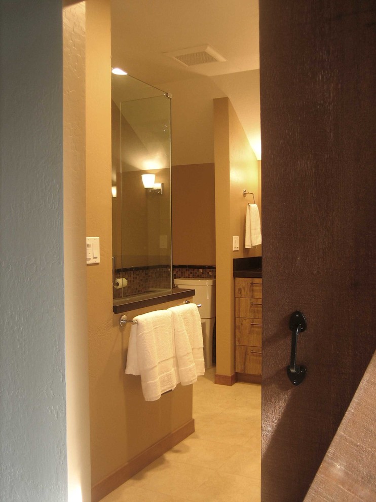 Idée de décoration pour une petite salle de bain principale chalet en bois brun avec une douche à l'italienne, WC séparés, un carrelage multicolore, mosaïque, un mur marron, un sol en carrelage de porcelaine, un lavabo encastré et un plan de toilette en quartz modifié.
