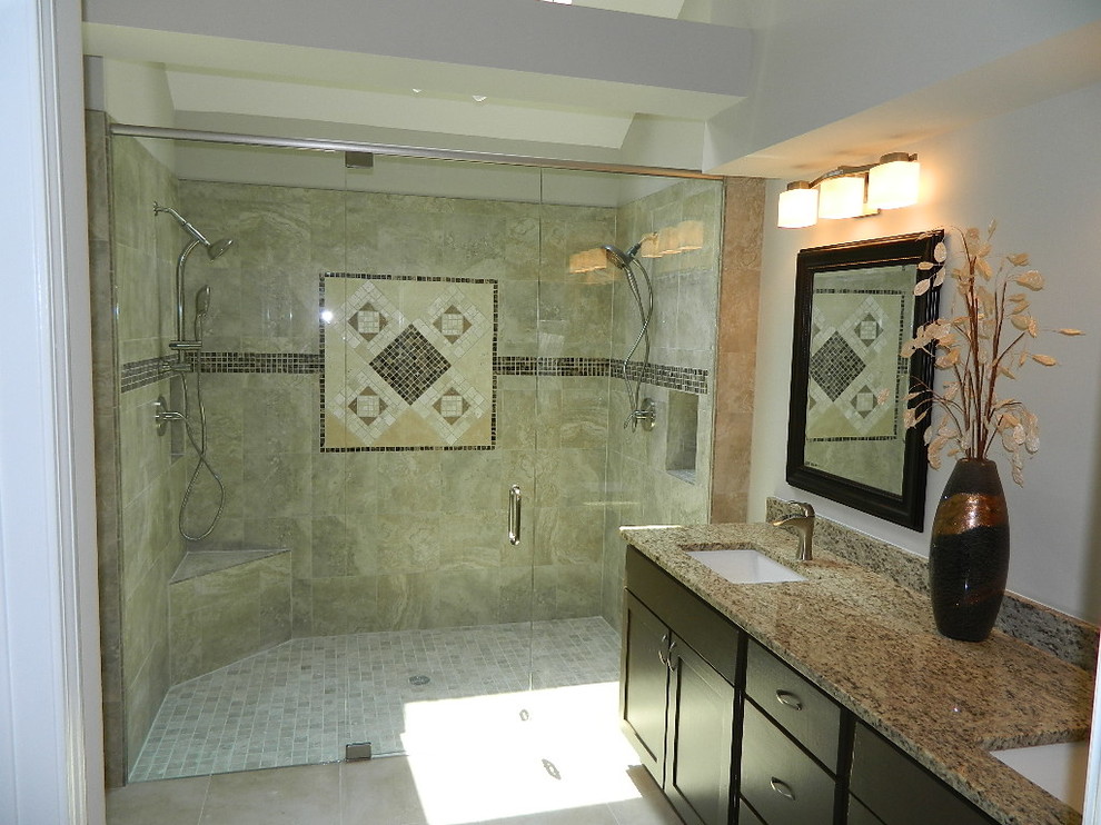 На фото: большая главная ванная комната в стиле модернизм с фасадами в стиле шейкер, коричневыми фасадами, двойным душем, раздельным унитазом, бежевой плиткой, керамической плиткой, серыми стенами, полом из цементной плитки, подвесной раковиной, столешницей из гранита, бежевым полом, душем с распашными дверями, бежевой столешницей и встроенной тумбой с