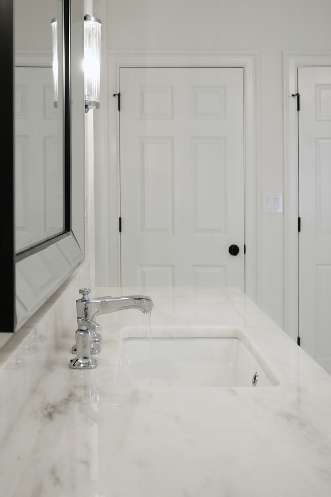 Klassisches Badezimmer mit Marmor-Waschbecken/Waschtisch in Atlanta