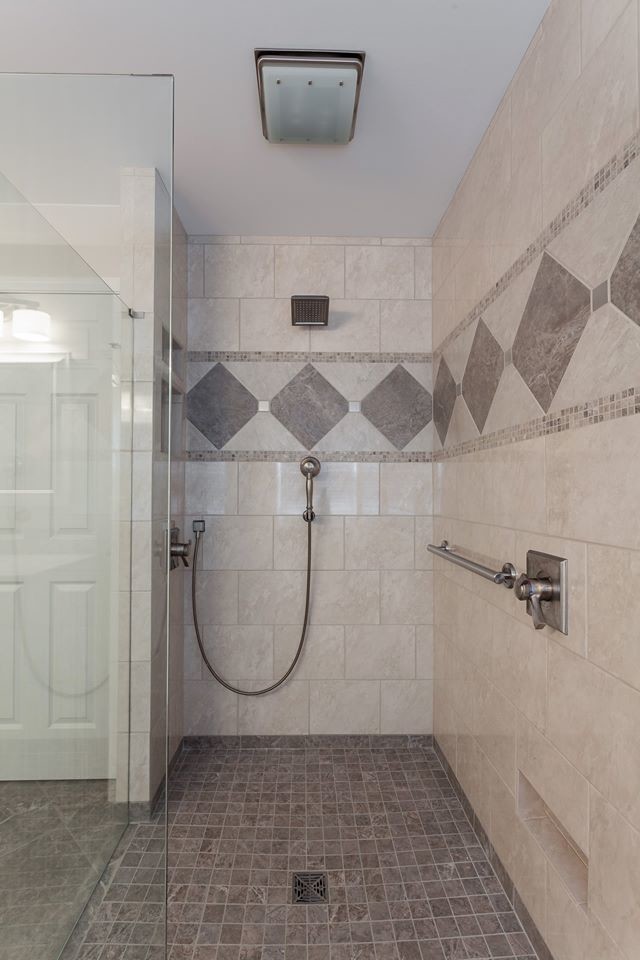 Ejemplo de cuarto de baño principal minimalista de tamaño medio con ducha a ras de suelo y suelo de baldosas de porcelana