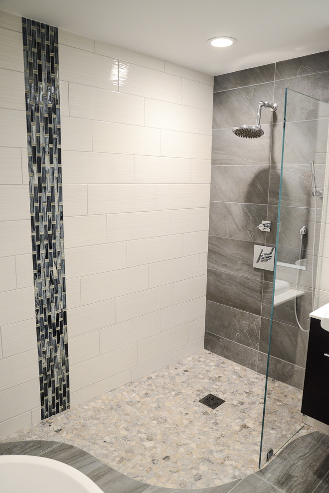 Inspiration för ett litet funkis en-suite badrum, med släta luckor, svarta skåp, en kantlös dusch, en toalettstol med separat cisternkåpa, grå kakel, vita väggar, ett nedsänkt handfat, bänkskiva i kvarts och dusch med gångjärnsdörr