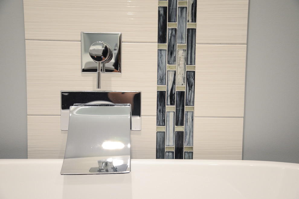 Foto på ett litet funkis en-suite badrum, med släta luckor, svarta skåp, en kantlös dusch, en toalettstol med separat cisternkåpa, grå kakel, vita väggar, ett nedsänkt handfat, bänkskiva i kvarts och dusch med gångjärnsdörr