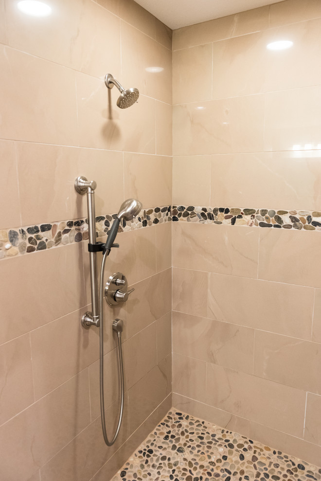 Inredning av ett klassiskt stort en-suite badrum, med en kantlös dusch, beige kakel, porslinskakel, beige väggar och klinkergolv i småsten