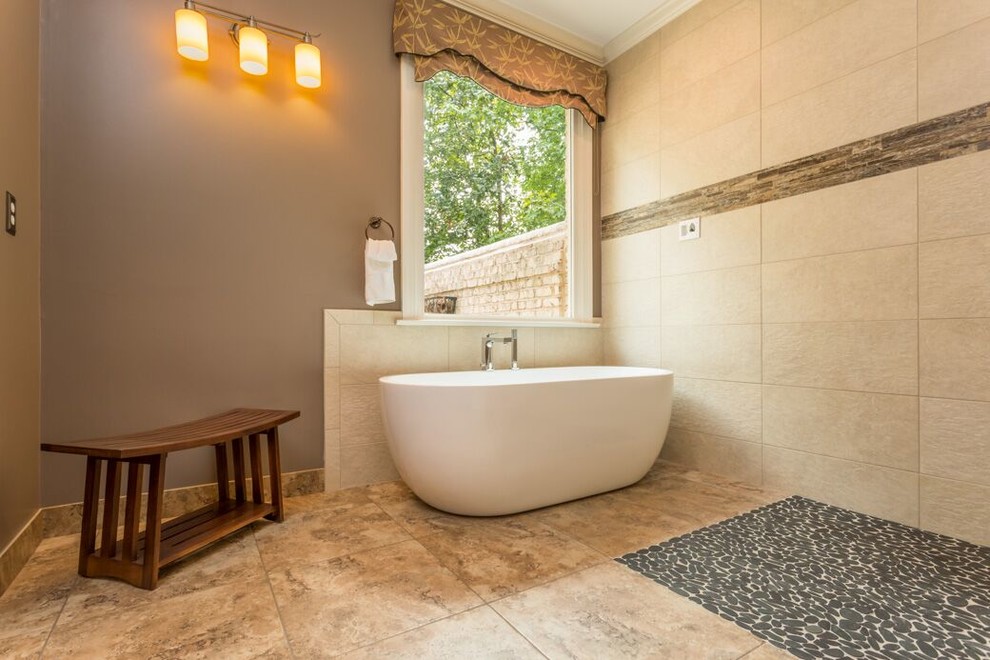 Großes Modernes Badezimmer En Suite mit freistehender Badewanne, bodengleicher Dusche, beigen Fliesen, grauer Wandfarbe, Travertin, beigem Boden und offener Dusche in Raleigh