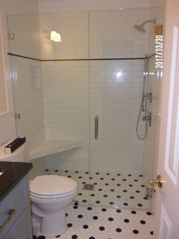 Foto di una stanza da bagno padronale classica di medie dimensioni con doccia a filo pavimento, pistrelle in bianco e nero, pareti bianche, pavimento con piastrelle in ceramica, pavimento multicolore e porta doccia a battente