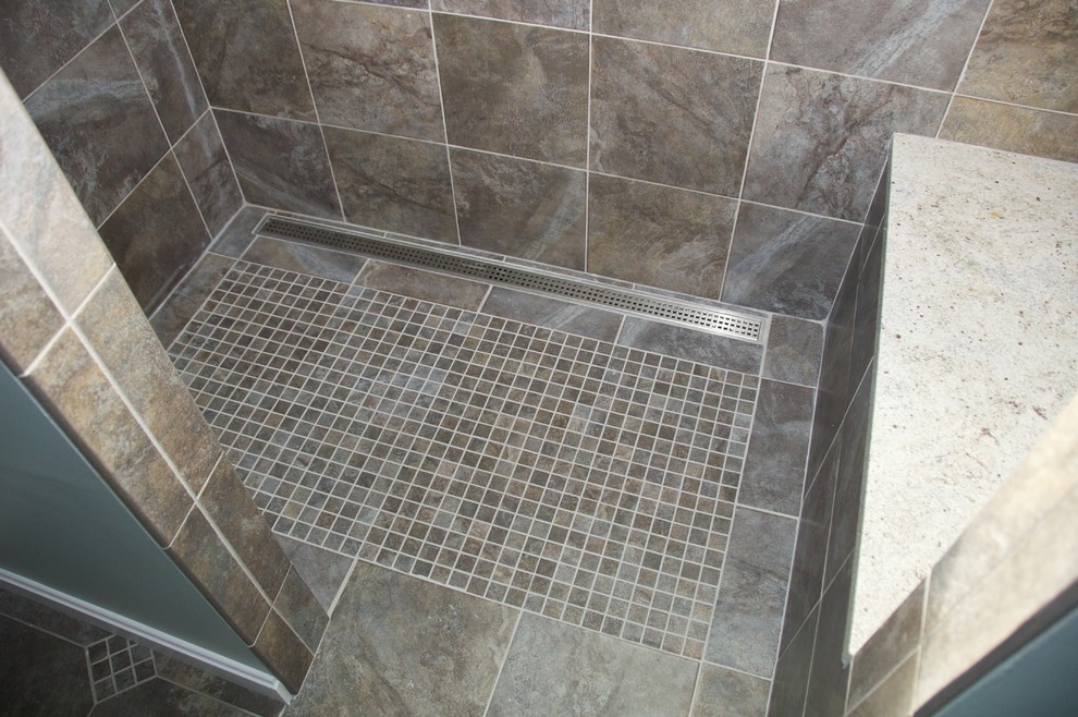 Inredning av ett modernt mellanstort badrum med dusch, med en kantlös dusch, porslinskakel, brun kakel och med dusch som är öppen
