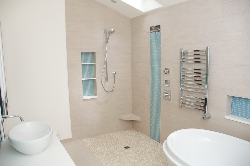 プロビデンスにあるラグジュアリーな広いコンテンポラリースタイルのおしゃれなマスターバスルーム (置き型浴槽、バリアフリー、ベージュのタイル、磁器タイル、ベージュの壁、玉石タイル、ベッセル式洗面器、ベージュの床、オープンシャワー) の写真