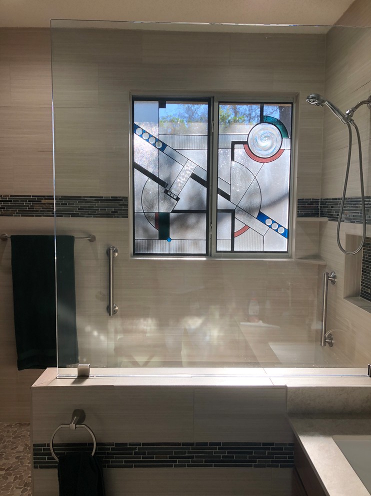 Großes Modernes Badezimmer En Suite mit bodengleicher Dusche, grauen Fliesen, Keramikfliesen, Kiesel-Bodenfliesen und Unterbauwaschbecken in Austin