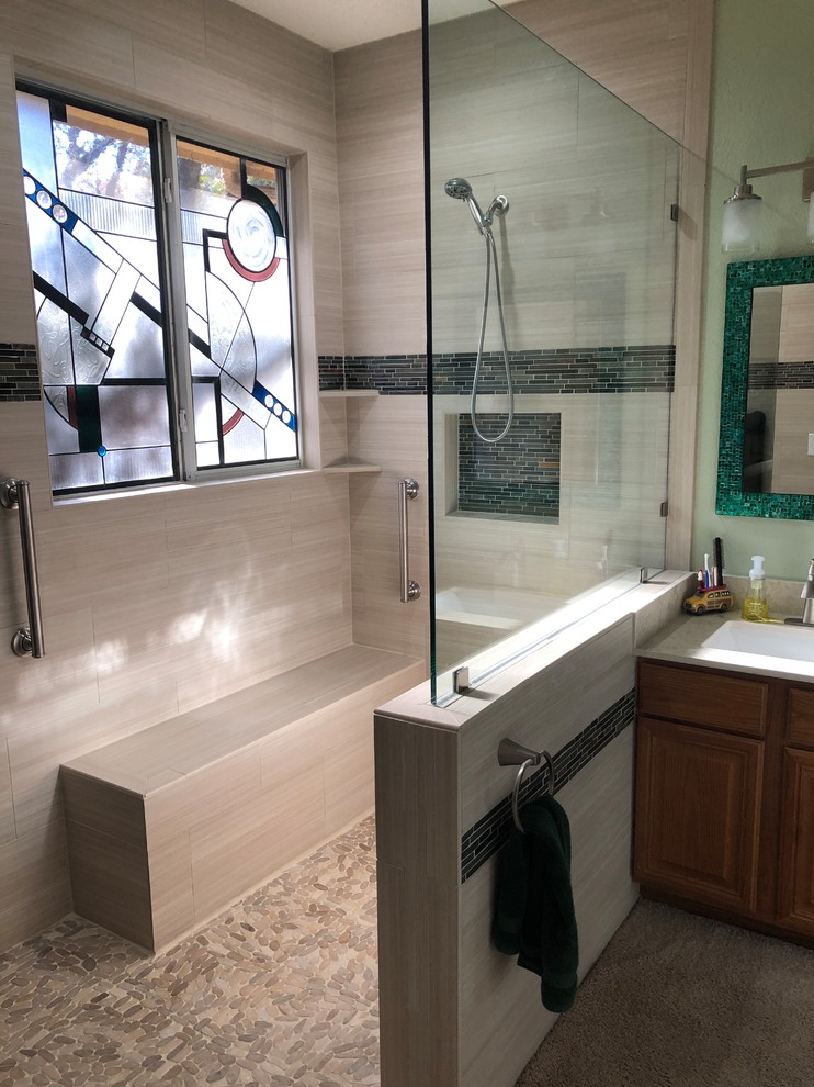 Imagen de cuarto de baño principal minimalista grande con ducha a ras de suelo, baldosas y/o azulejos grises, baldosas y/o azulejos de cerámica, suelo de baldosas tipo guijarro y lavabo bajoencimera