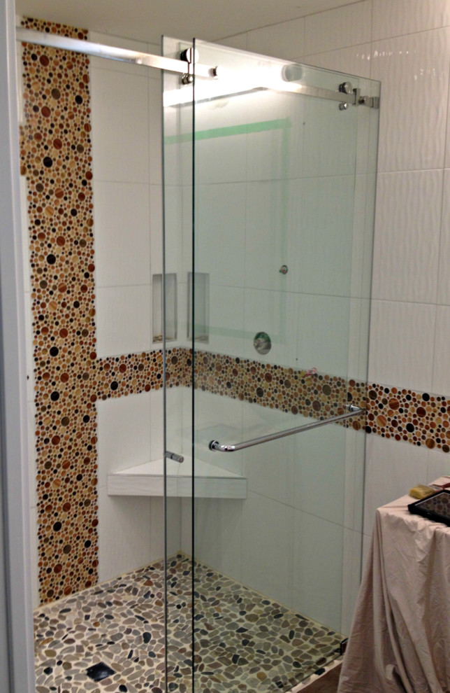 Foto di una grande stanza da bagno padronale moderna con doccia a filo pavimento, piastrelle bianche, piastrelle di vetro e pavimento con piastrelle di ciottoli