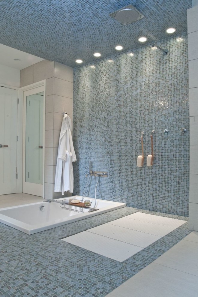 На фото: ванная комната в современном стиле с накладной ванной, душем без бортиков и синей плиткой с