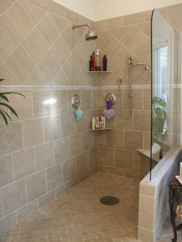 Bild på ett stort vintage en-suite badrum, med en kantlös dusch, keramikplattor, ett fristående badkar, vita väggar och klinkergolv i keramik