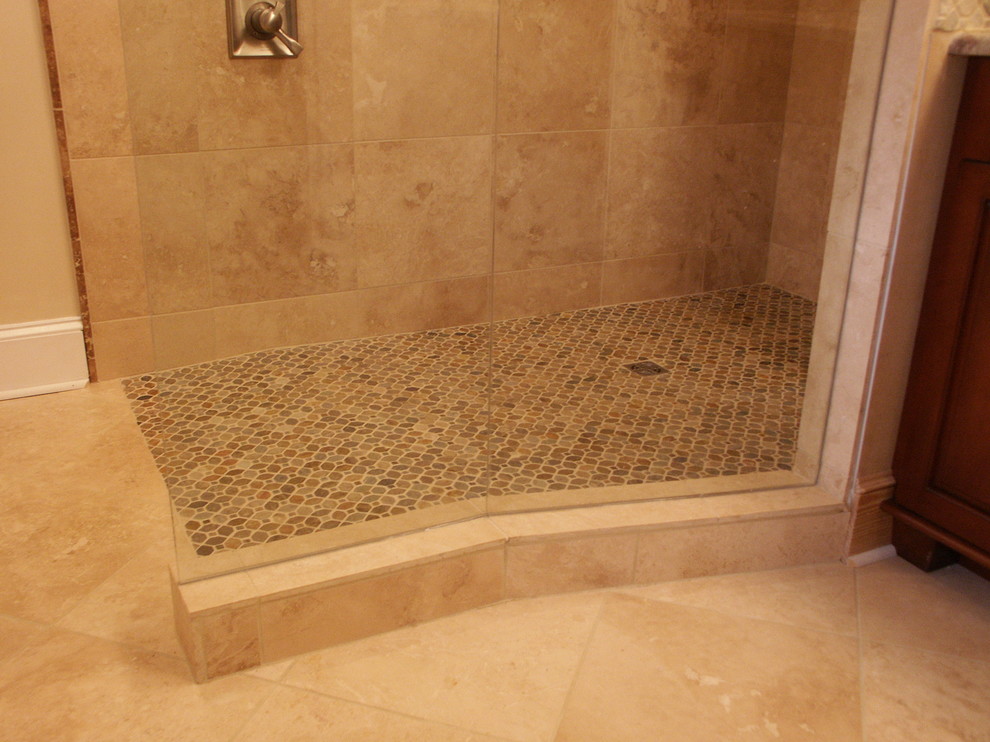 Cette image montre une grande salle de bain principale traditionnelle en bois brun avec une douche à l'italienne, un carrelage de pierre, un sol en carrelage de terre cuite, un placard avec porte à panneau encastré, un carrelage beige, un plan de toilette en granite et un mur beige.