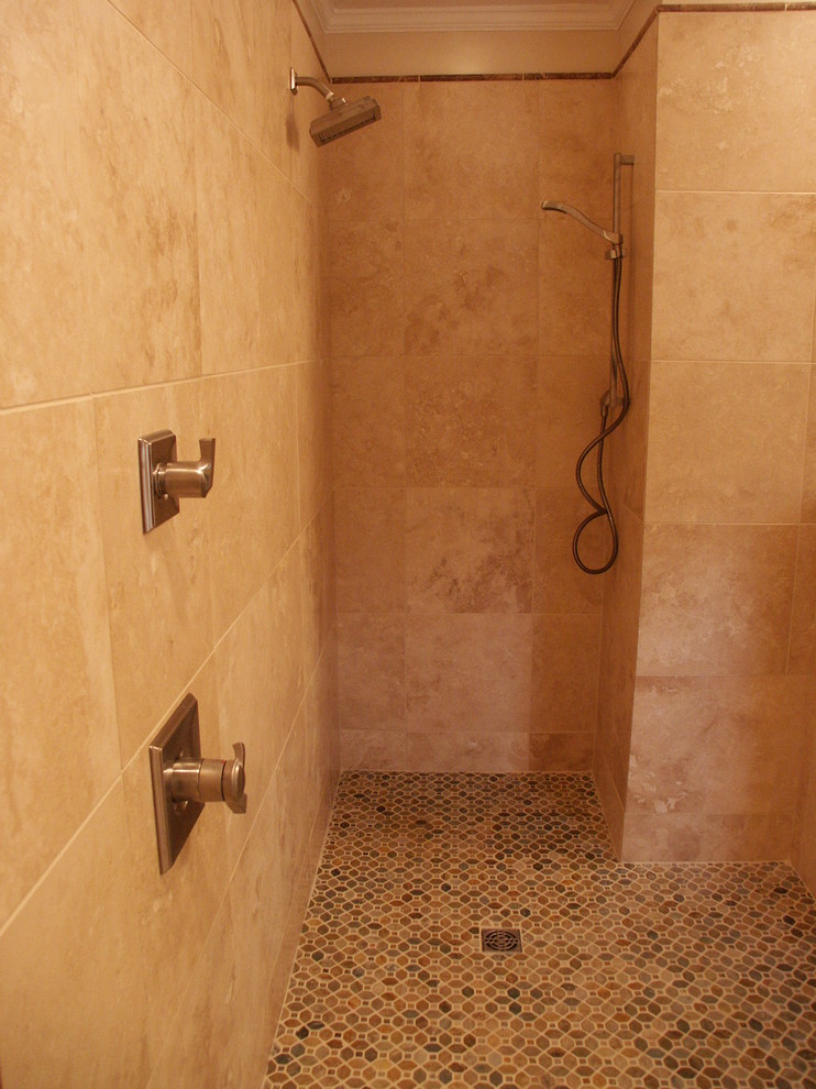 Ispirazione per una grande stanza da bagno padronale tradizionale con doccia a filo pavimento, piastrelle in pietra, pavimento con piastrelle a mosaico e pareti beige