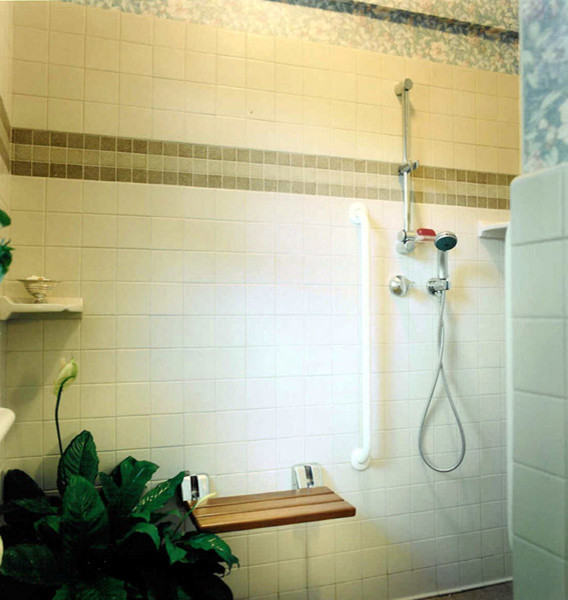 Идея дизайна: маленькая главная ванная комната в классическом стиле с столешницей из искусственного камня, душем без бортиков, керамической плиткой, полом из керамической плитки и разноцветными стенами для на участке и в саду