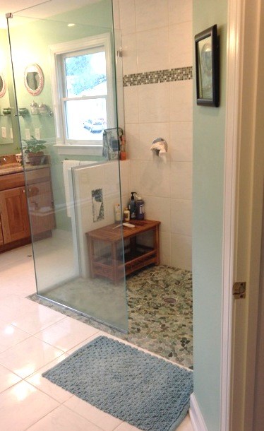 Imagen de cuarto de baño principal actual con ducha a ras de suelo, baldosas y/o azulejos verdes, suelo de baldosas tipo guijarro y suelo de baldosas de cerámica