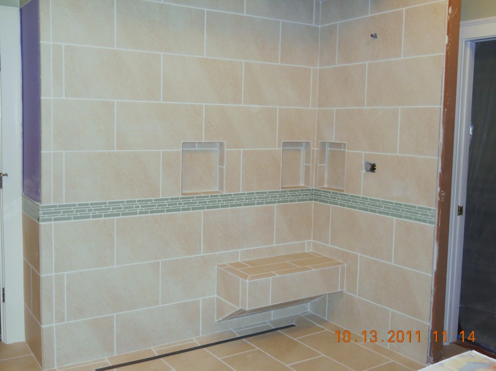 Klassisches Badezimmer mit bodengleicher Dusche, beigen Fliesen, Keramikfliesen und Keramikboden in Raleigh