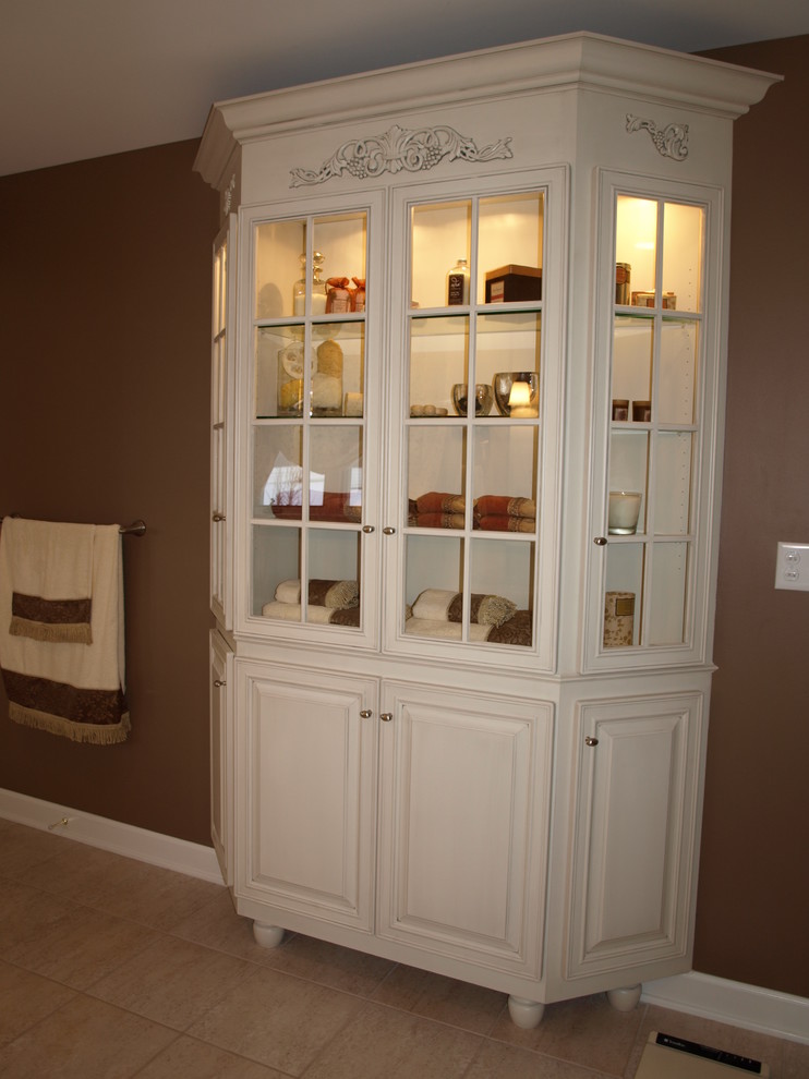 Bild på ett mellanstort vintage en-suite badrum, med luckor med upphöjd panel, vita skåp, träbänkskiva, beige kakel, porslinskakel, bruna väggar och klinkergolv i keramik