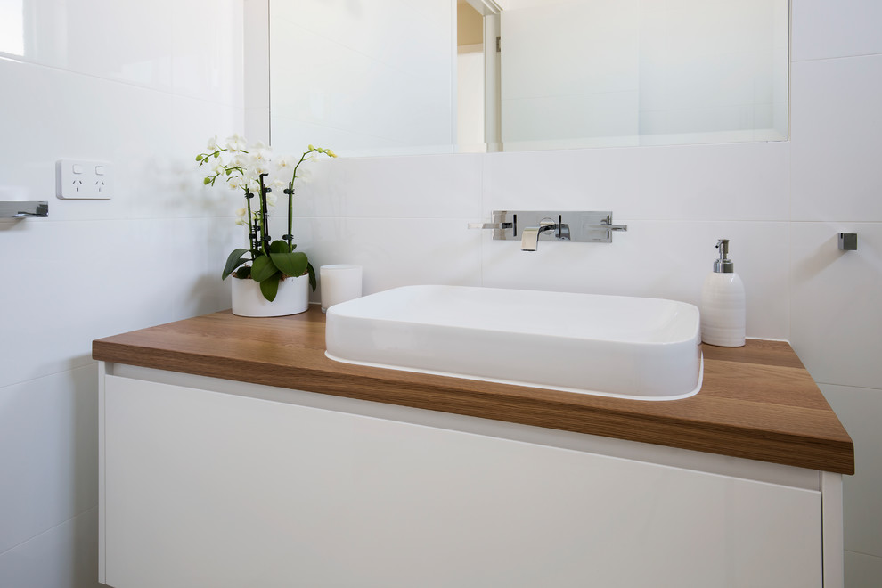 Foto på ett stort nordiskt badrum, med en öppen dusch, flerfärgad kakel, porslinskakel, träbänkskiva och med dusch som är öppen