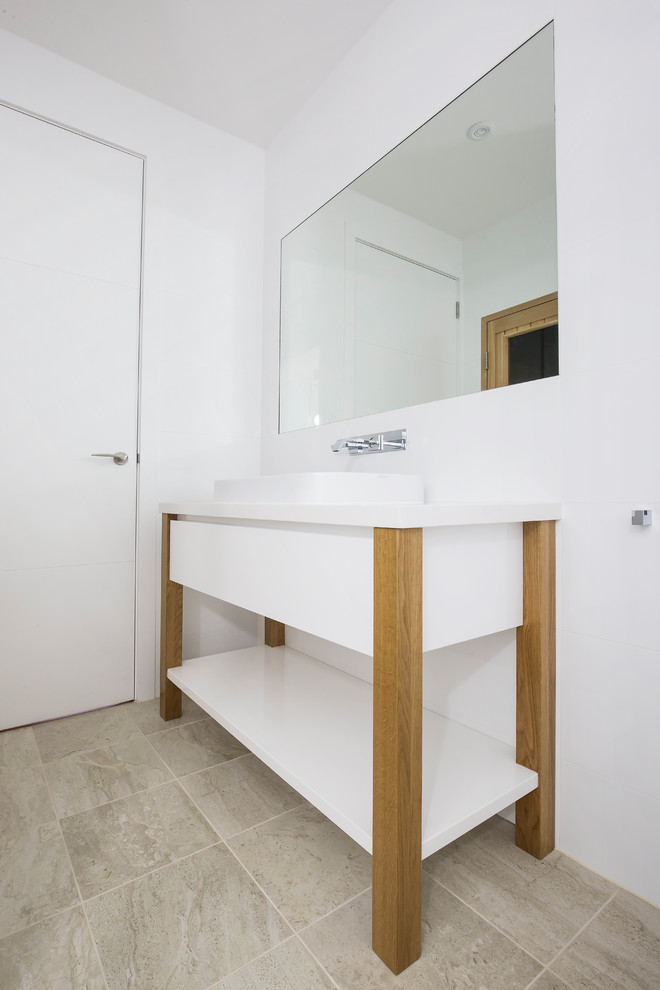Nordisk inredning av ett mellanstort en-suite badrum, med skåp i ljust trä, våtrum, vit kakel, porslinskakel, vita väggar, klinkergolv i porslin, bänkskiva i kvarts och med dusch som är öppen