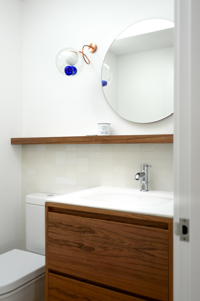 Idéer för ett mellanstort modernt badrum med dusch, med släta luckor, skåp i mellenmörkt trä, grå kakel, porslinskakel, beige väggar, ett undermonterad handfat och bänkskiva i kvarts