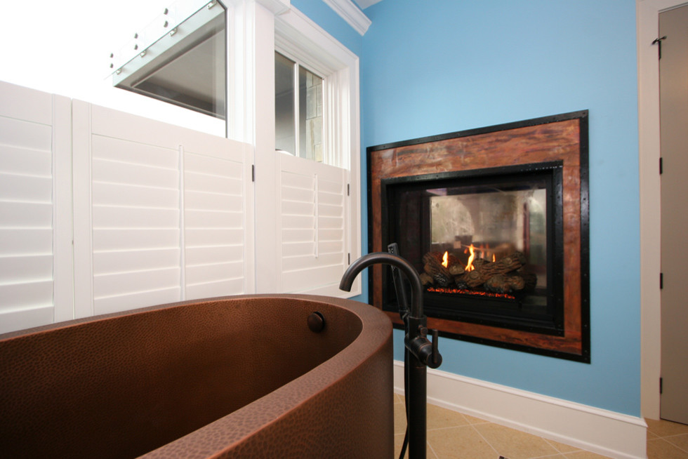 Rustik inredning av ett stort en-suite badrum, med skåp i shakerstil, vita skåp, ett fristående badkar, blå väggar och ett undermonterad handfat
