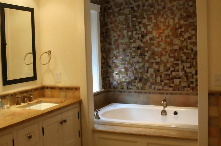 Esempio di una grande stanza da bagno padronale costiera con lavabo sottopiano, top in granito, vasca ad alcova, piastrelle multicolore e piastrelle di vetro