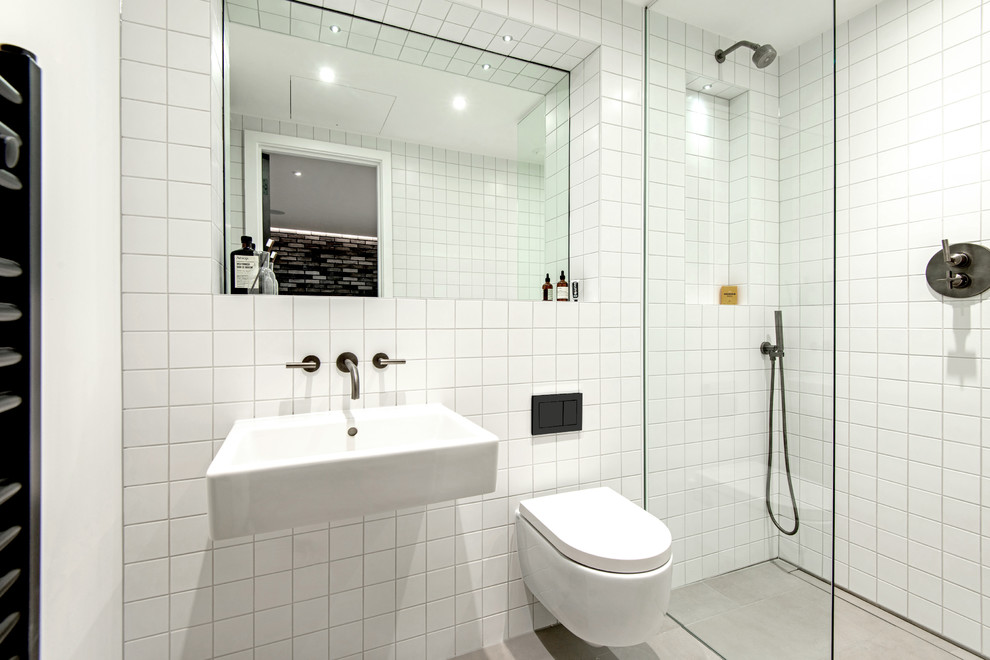 Идея дизайна: главная ванная комната среднего размера в стиле лофт с открытым душем, унитазом-моноблоком, белой плиткой, плиткой кабанчик, белыми стенами, подвесной раковиной, столешницей из плитки, серым полом, открытым душем и полом из керамогранита