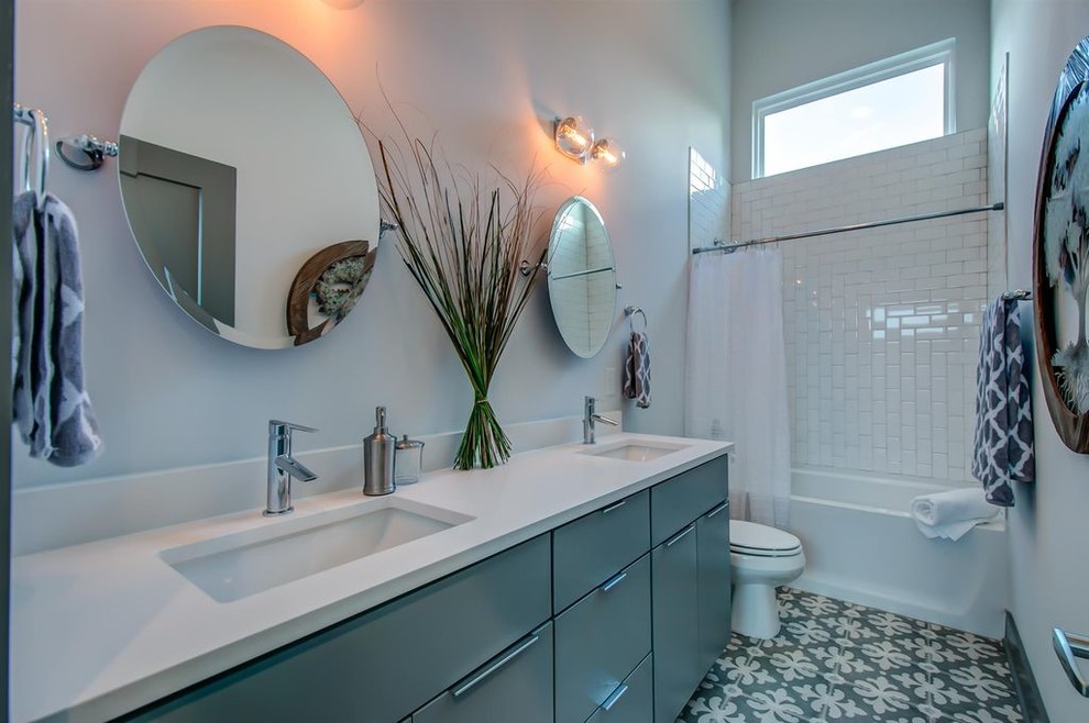 Свежая идея для дизайна: ванная комната в современном стиле с плоскими фасадами, зелеными фасадами, ванной в нише, душем над ванной, белой плиткой, плиткой кабанчик, белыми стенами, полом из цементной плитки, душевой кабиной, врезной раковиной, зеленым полом, шторкой для ванной и белой столешницей - отличное фото интерьера