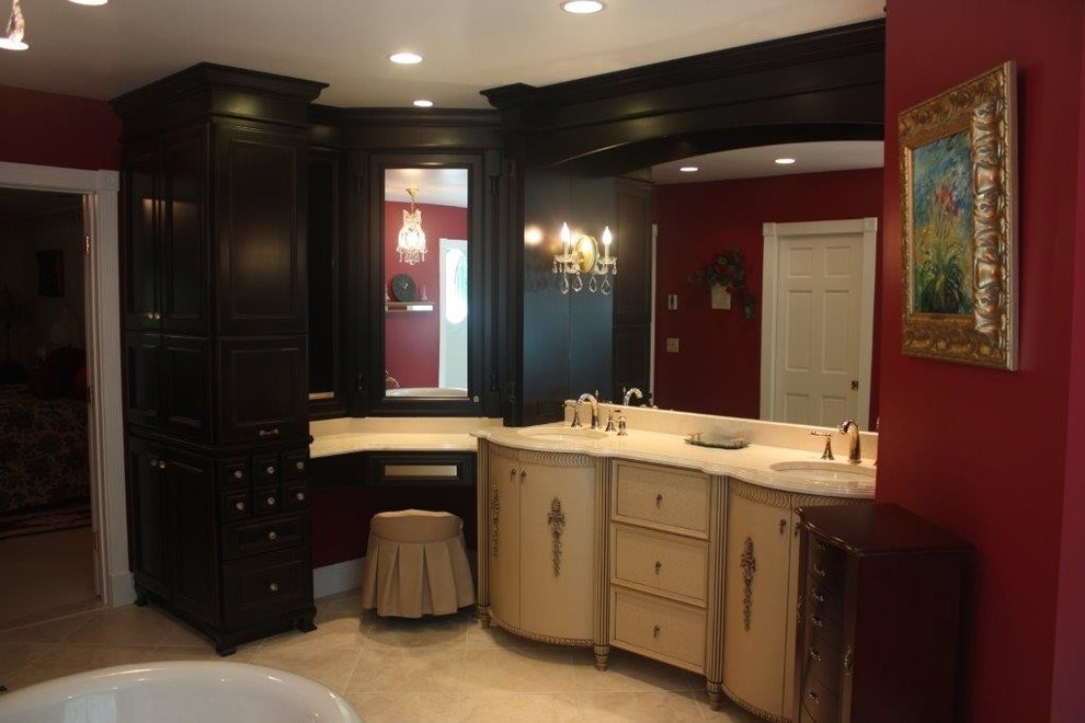 Foto di una stanza da bagno padronale bohémian di medie dimensioni con consolle stile comò, ante beige, vasca freestanding, pareti rosse, lavabo sottopiano e top in marmo