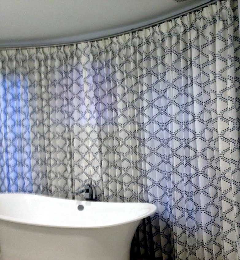Aménagement d'une grande salle de bain principale contemporaine avec une baignoire indépendante et un mur gris.