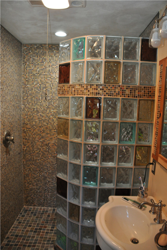 Idee per una stanza da bagno padronale classica di medie dimensioni con lavabo a colonna, consolle stile comò, ante in legno chiaro, doccia a filo pavimento, piastrelle marroni, piastrelle in ceramica, pareti beige e pavimento in ardesia