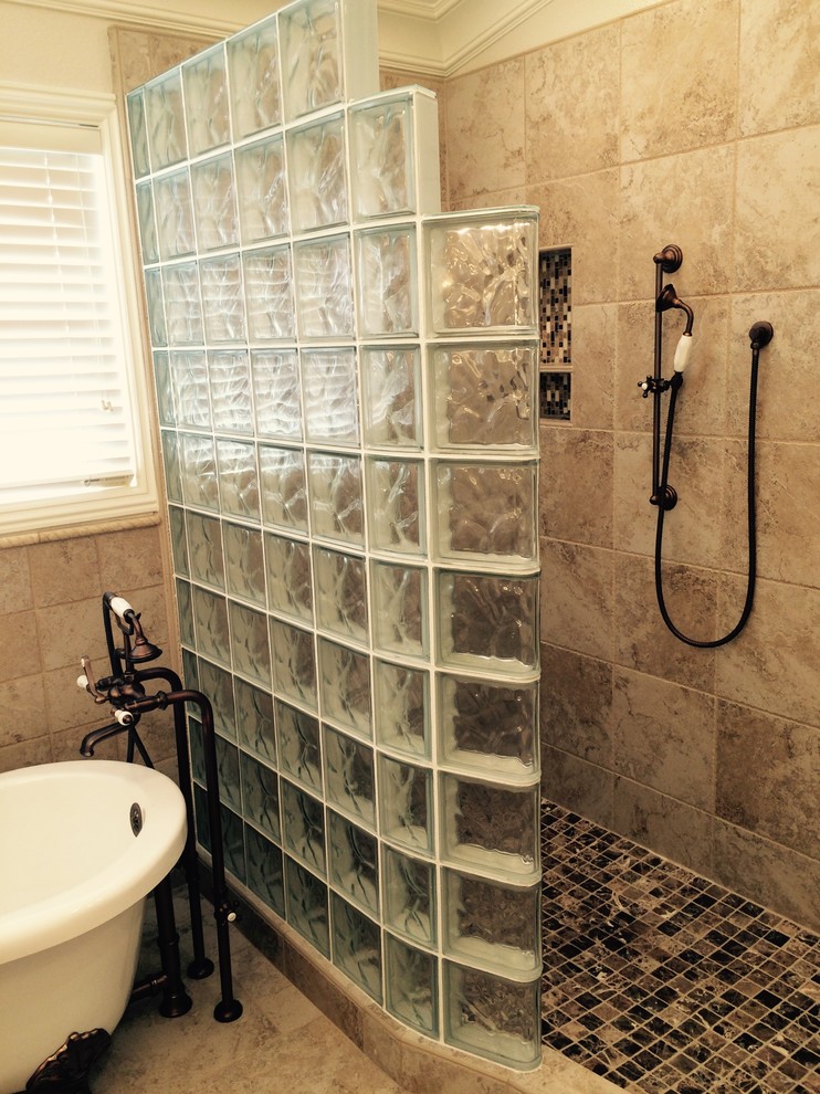 Exempel på ett stort klassiskt en-suite badrum, med ett integrerad handfat, luckor med glaspanel, skåp i mörkt trä, ett fristående badkar, en öppen dusch, keramikplattor, beige väggar och klinkergolv i keramik