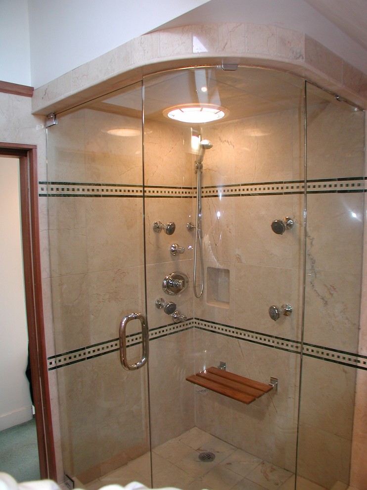 Inspiration för ett mellanstort funkis en-suite badrum, med en dusch i en alkov, beige kakel, porslinskakel, vita väggar och klinkergolv i porslin