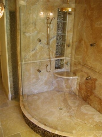 Diseño de cuarto de baño principal moderno de tamaño medio con ducha empotrada, baldosas y/o azulejos beige, baldosas y/o azulejos de piedra caliza, paredes beige y suelo de piedra caliza