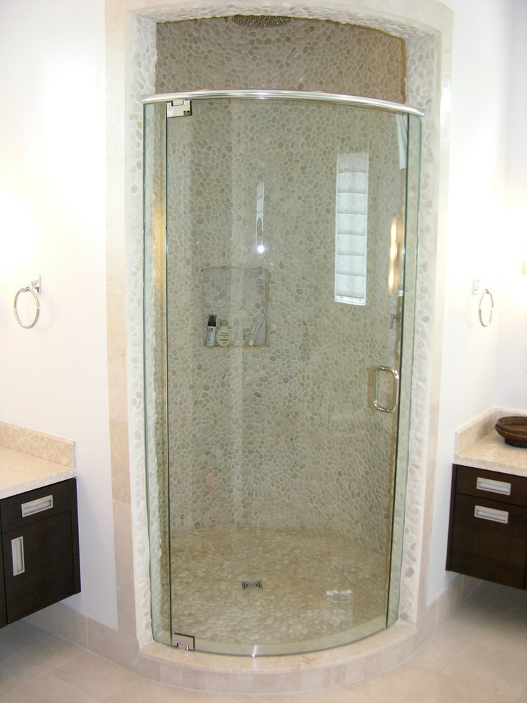 Foto på ett mellanstort funkis en-suite badrum, med släta luckor, skåp i mörkt trä, en dusch i en alkov, beige kakel, kakel i småsten, vita väggar, klinkergolv i porslin och bänkskiva i kalksten
