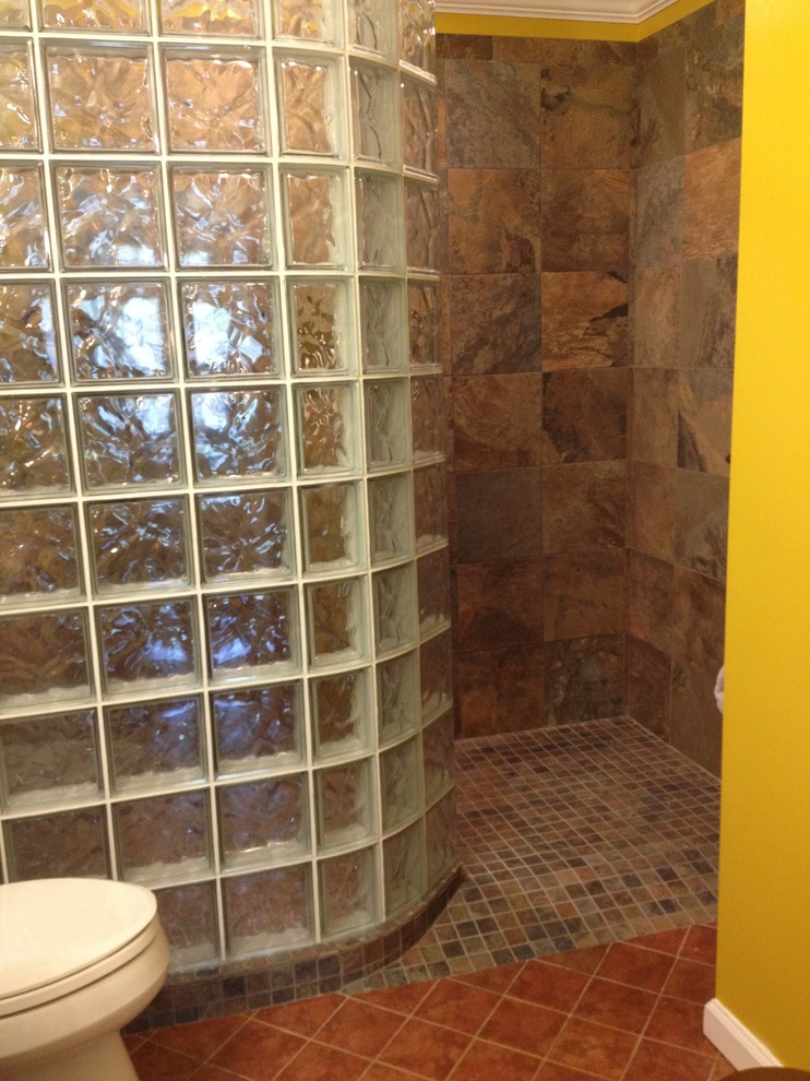 На фото: ванная комната среднего размера в стиле неоклассика (современная классика) с настольной раковиной, открытым душем, коричневой плиткой, керамической плиткой, желтыми стенами и полом из керамической плитки