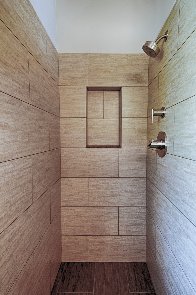 На фото: маленькая ванная комната в современном стиле с душем без бортиков, керамогранитной плиткой, серыми стенами и душевой кабиной для на участке и в саду