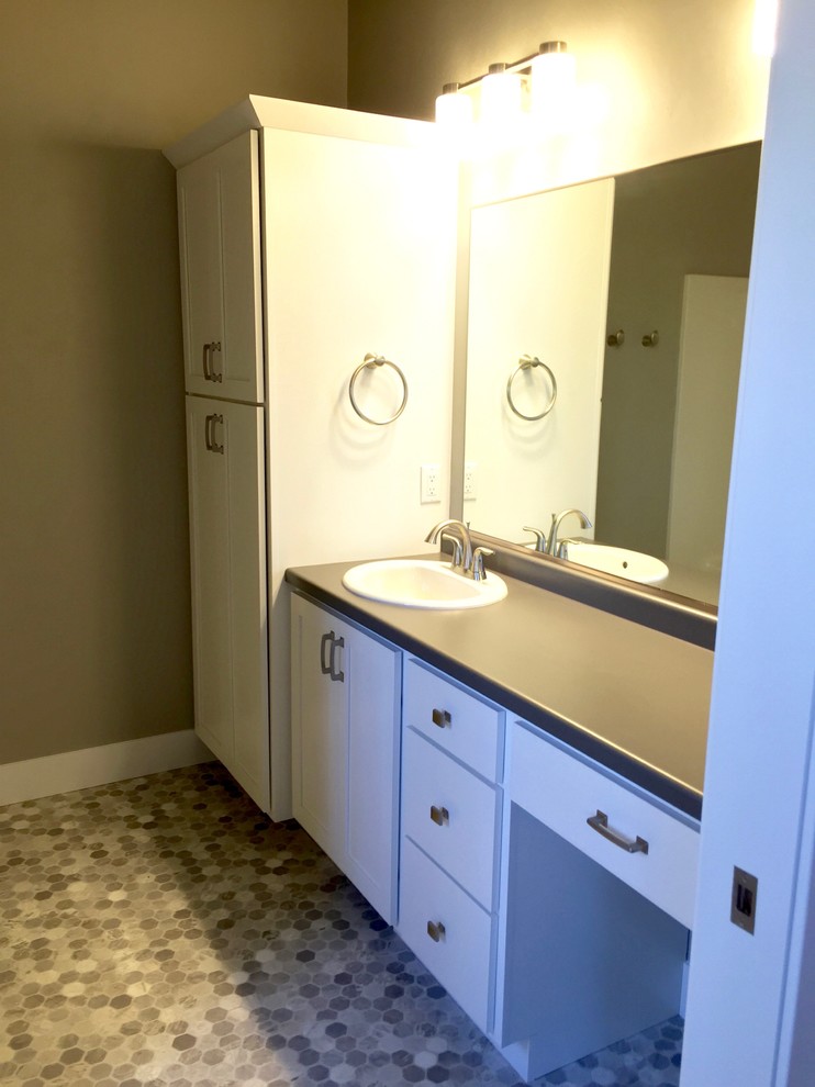 Diseño de cuarto de baño principal de estilo americano de tamaño medio con lavabo encastrado, armarios estilo shaker, puertas de armario blancas, encimera de laminado, ducha abierta y suelo vinílico