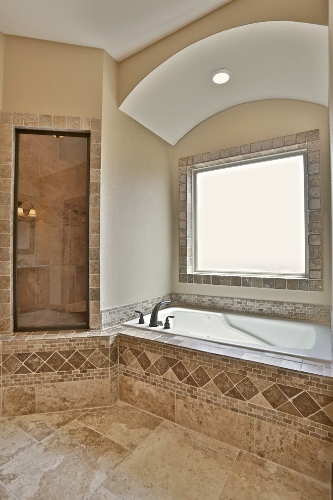 Idéer för att renovera ett mellanstort rustikt en-suite badrum, med luckor med upphöjd panel, skåp i mellenmörkt trä, granitbänkskiva, beige kakel och porslinskakel
