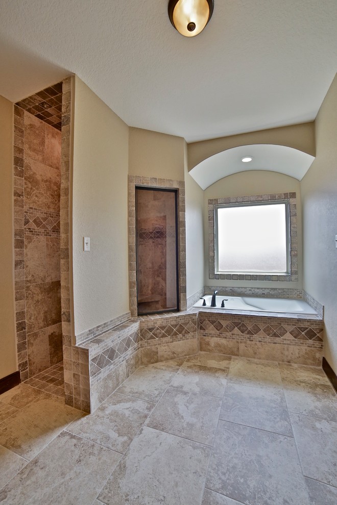 Idéer för ett mellanstort rustikt en-suite badrum, med luckor med upphöjd panel, skåp i mellenmörkt trä, granitbänkskiva, beige kakel och porslinskakel