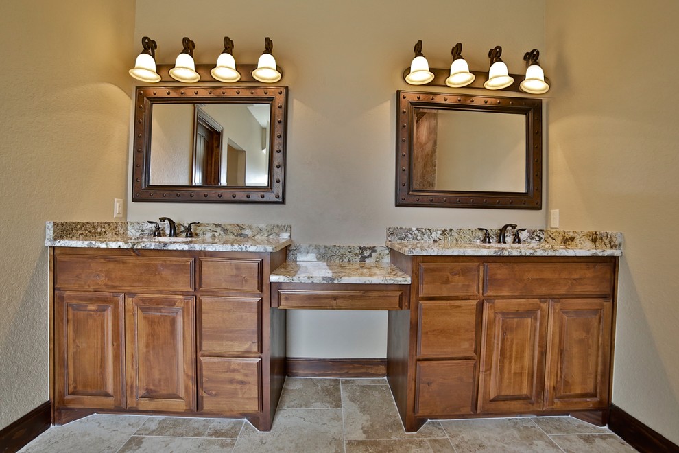 Immagine di una stanza da bagno padronale stile rurale di medie dimensioni con ante con bugna sagomata, ante in legno scuro, top in granito, piastrelle beige e piastrelle in gres porcellanato