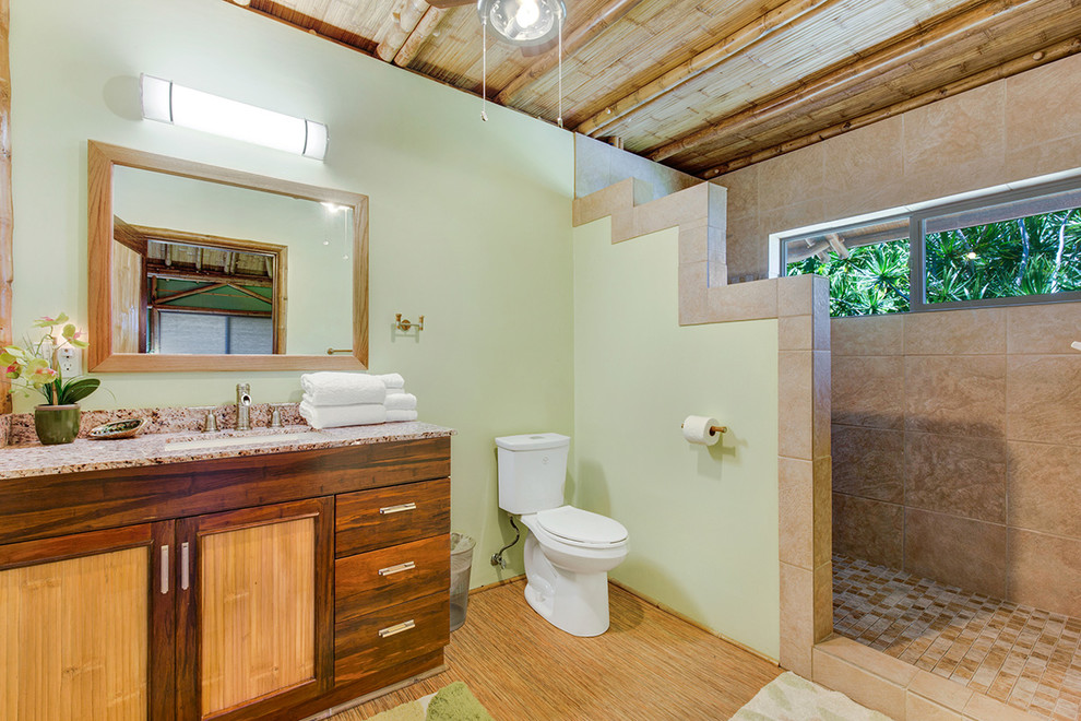 Modelo de cuarto de baño exótico con paredes verdes y suelo de bambú