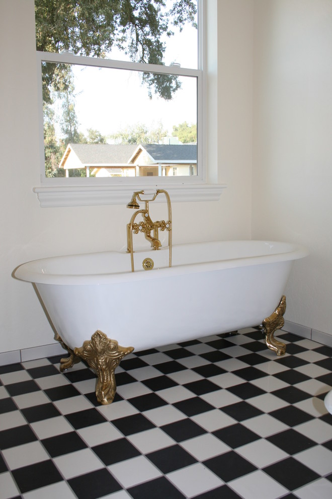Esempio di una stanza da bagno padronale vittoriana con vasca freestanding e pavimento multicolore