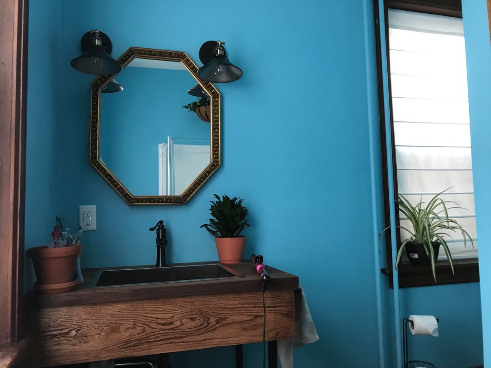 ニューヨークにある高級な小さなカントリー風のおしゃれなバスルーム (浴槽なし) (オープンシェルフ、茶色いキャビネット、コーナー設置型シャワー、分離型トイレ、青い壁、無垢フローリング、オーバーカウンターシンク、木製洗面台、茶色い床、ブラウンの洗面カウンター) の写真